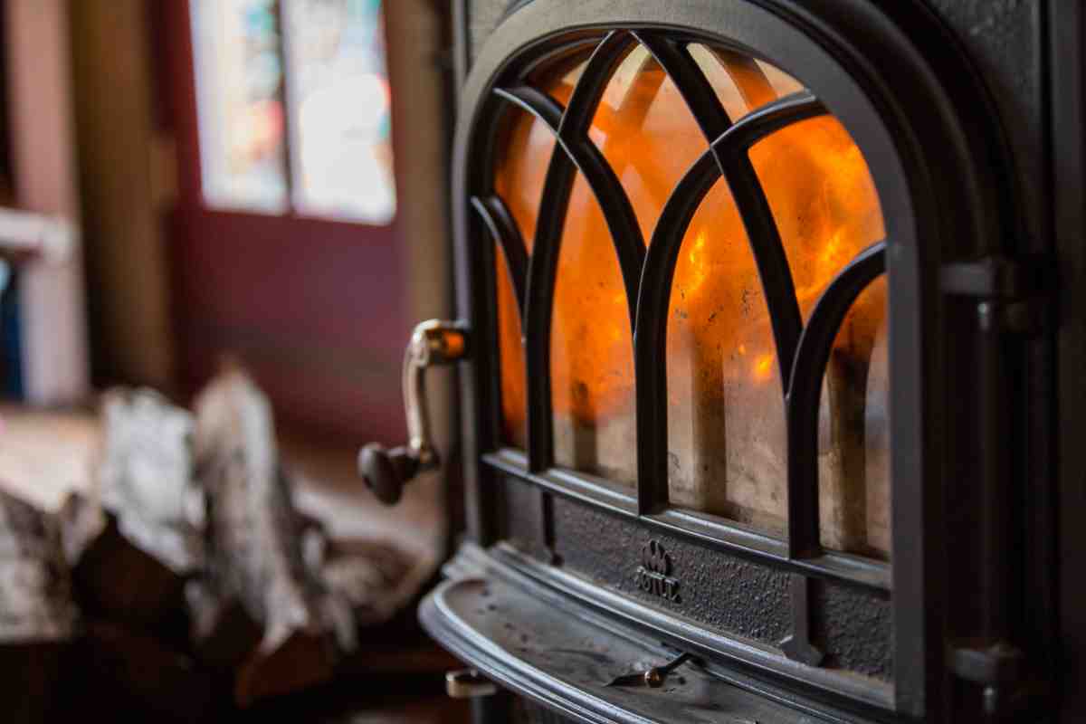 interno con stufa in ghisa a legna