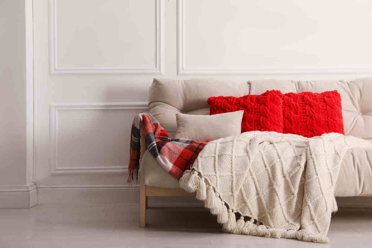 divano bianco con cuscini rossi