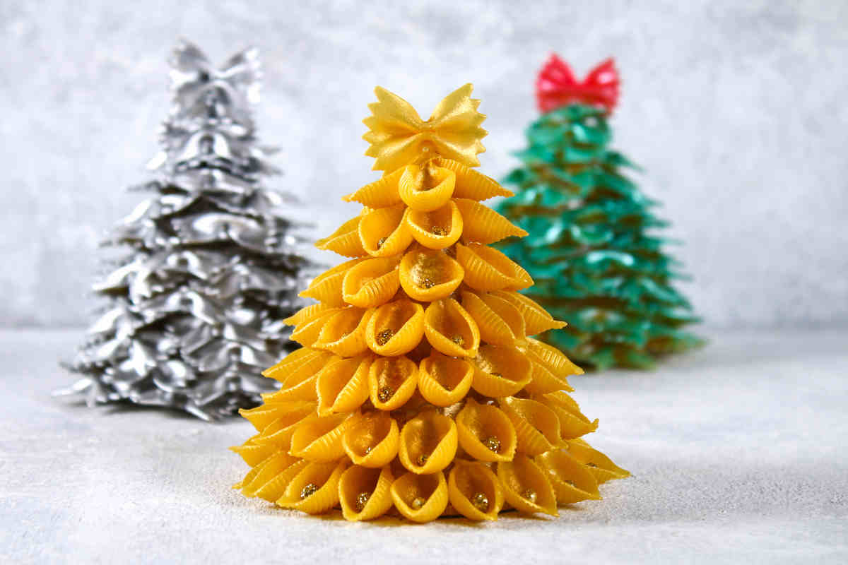 alberi di natale e addobbi con pasta