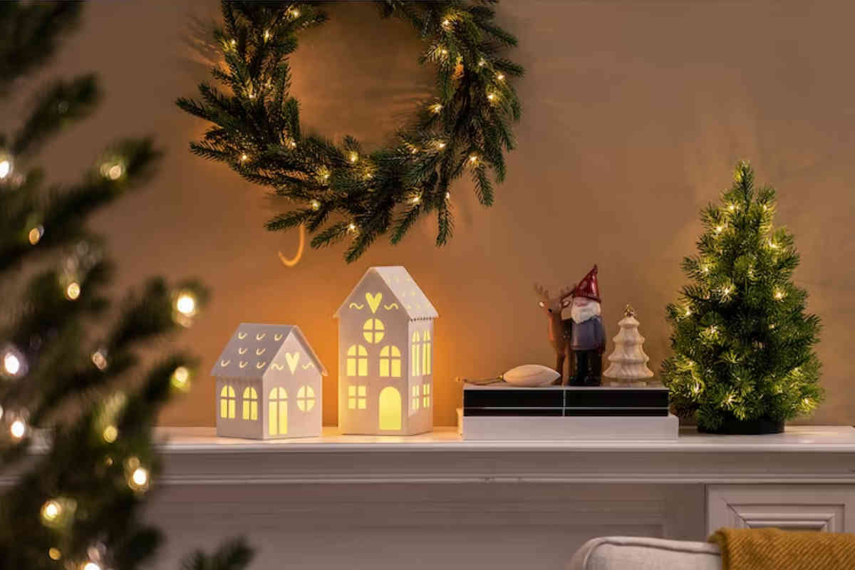 alberi di natale ikea mini su mensola e altre decorazioni