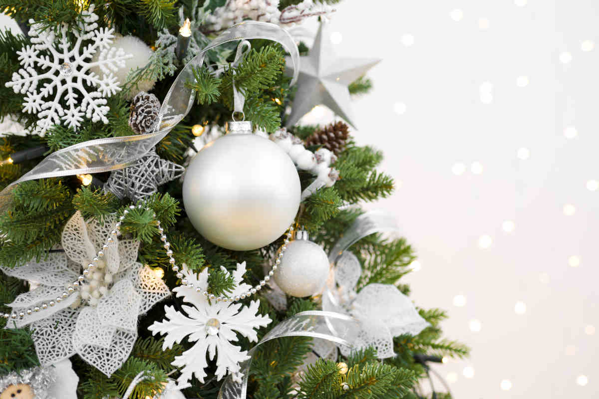 Albero di Natale bianco e argento: idee, spunti e abbinamenti
