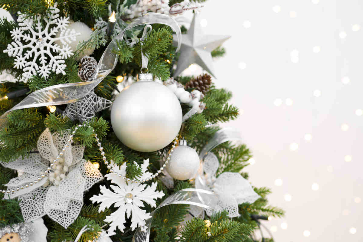 dettaglio di un albero di natale decorato in bianco e argento