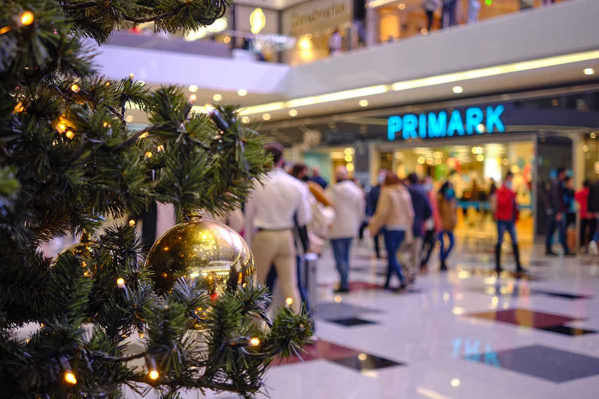 albero natale e insegna primark su sfondo