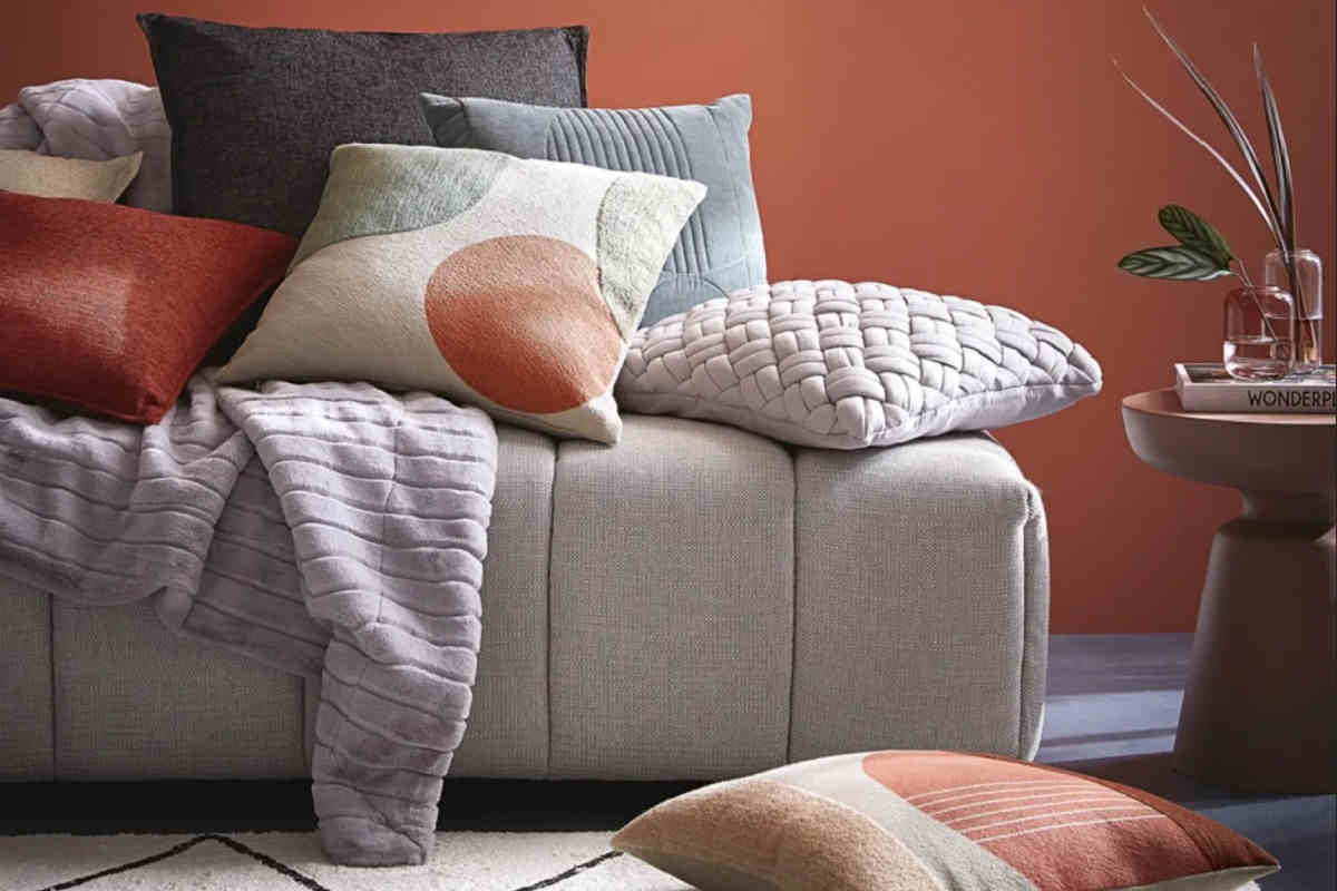 divano con cuscini decorativi e copertina maisons du monde