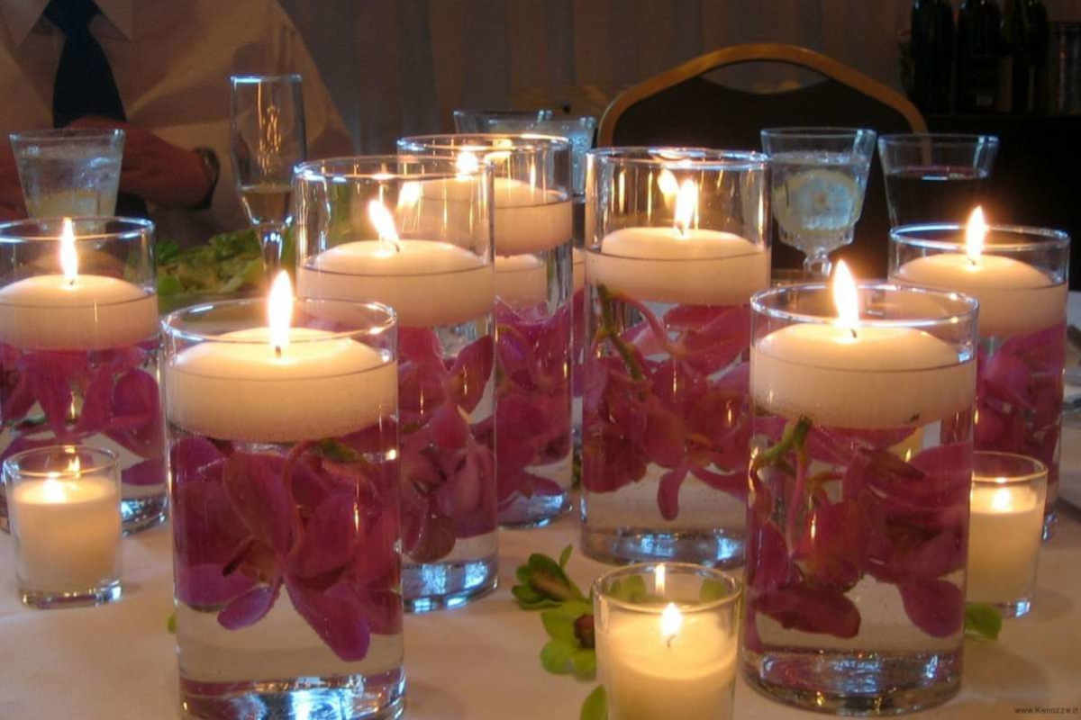 centrotavola romantico con candele galleggianti in vaso di vetro