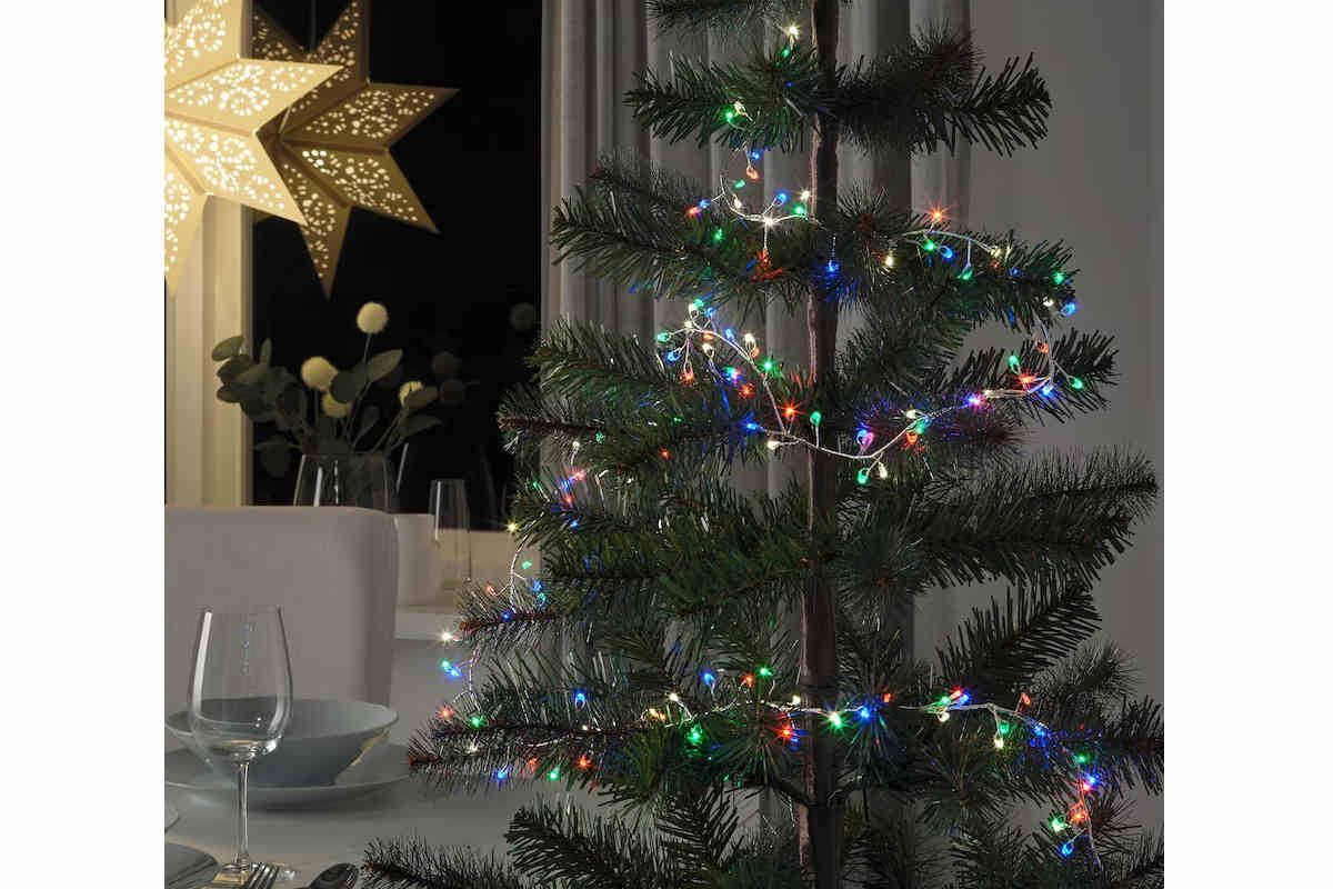 albero decorato con catena di luci natalizie ikea