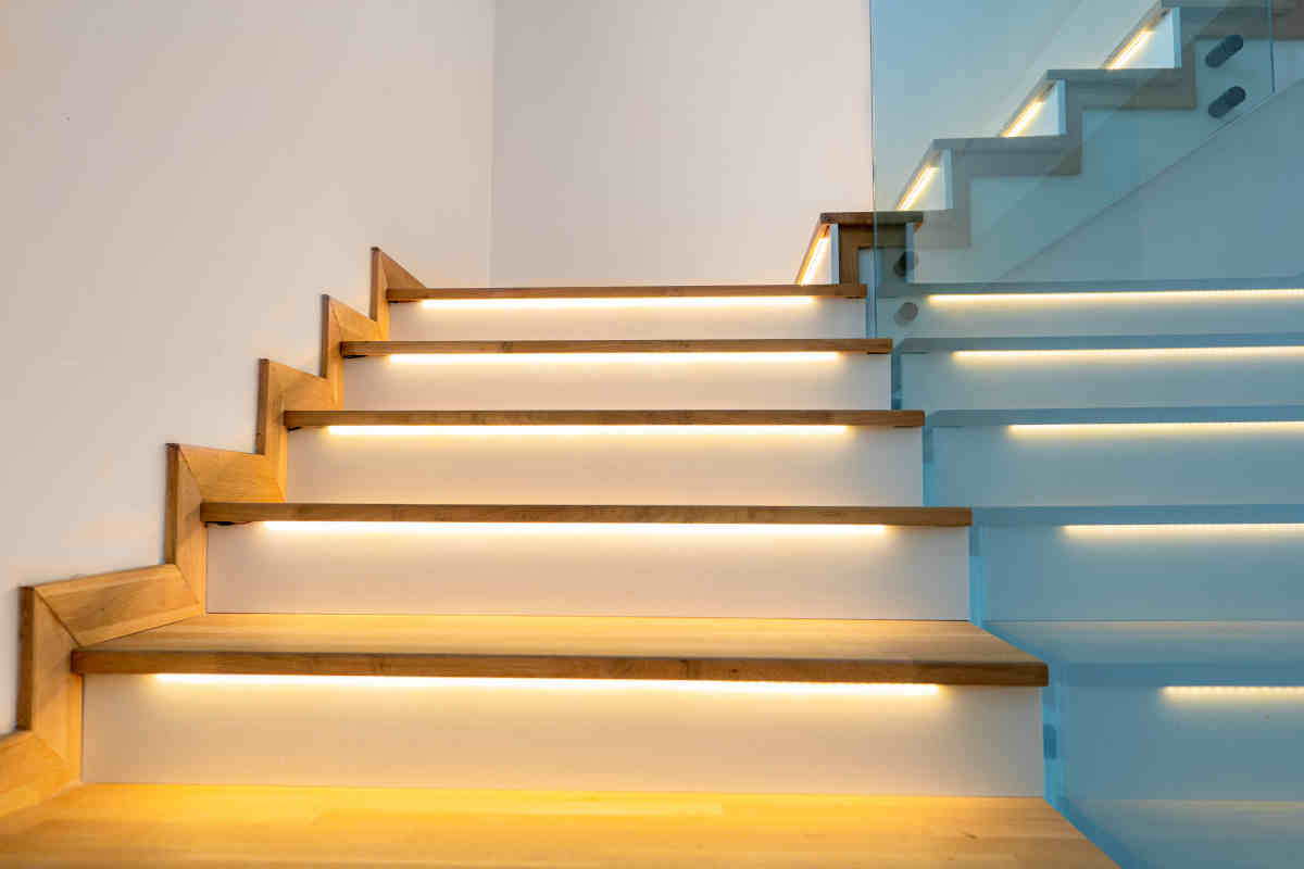 Come illuminare le scale di casa: consigli facili ed economici