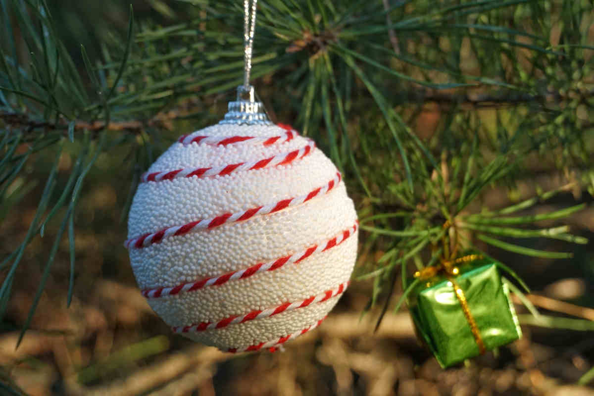 pallina di polistirolo decorata su albero di natale