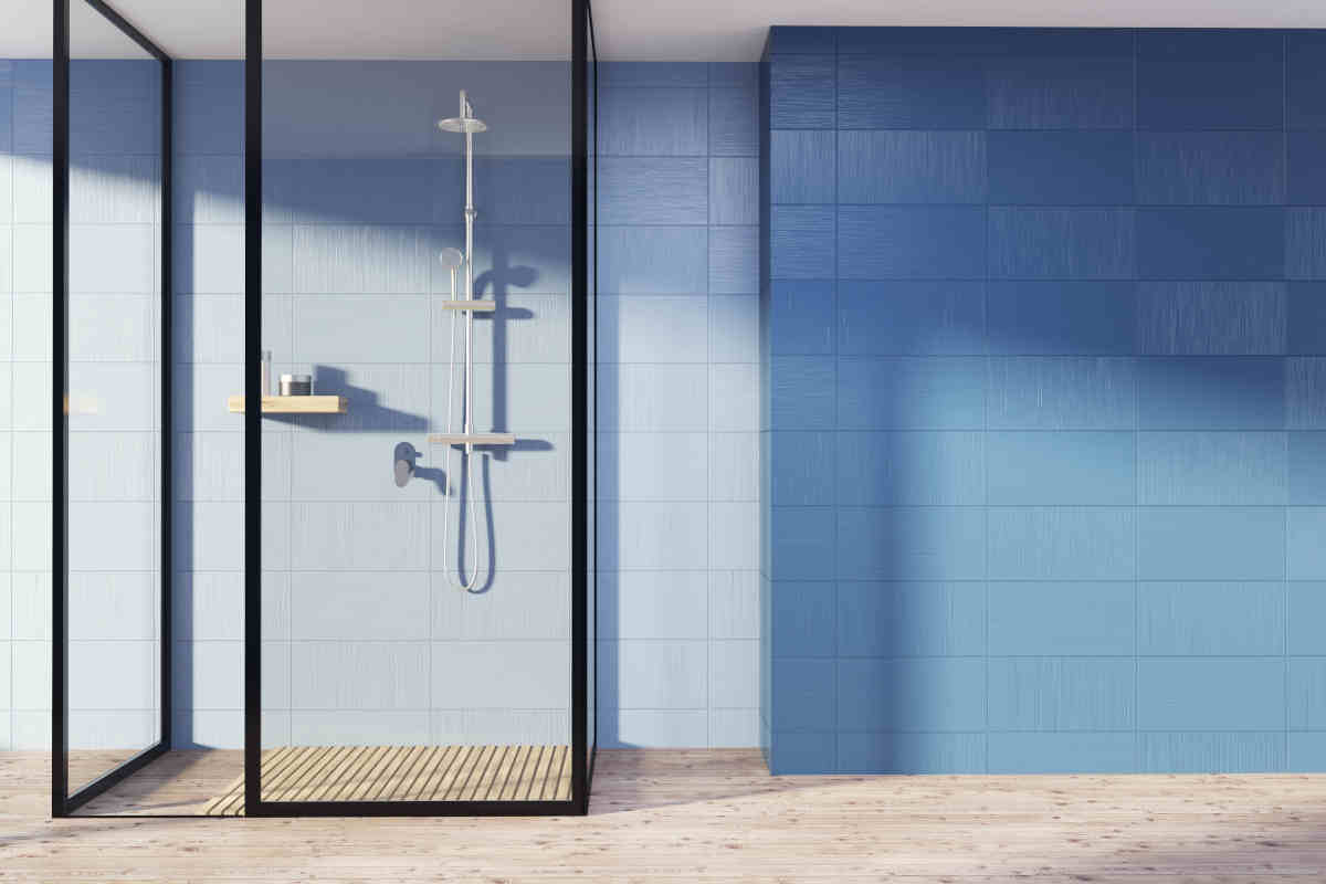zona doccia in bagno moderno con piastrelle blu