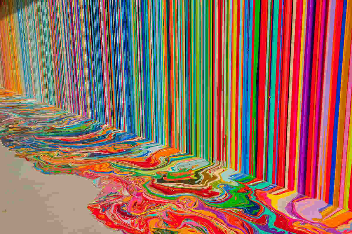installazione con vernici colorate alla biennale di venezia