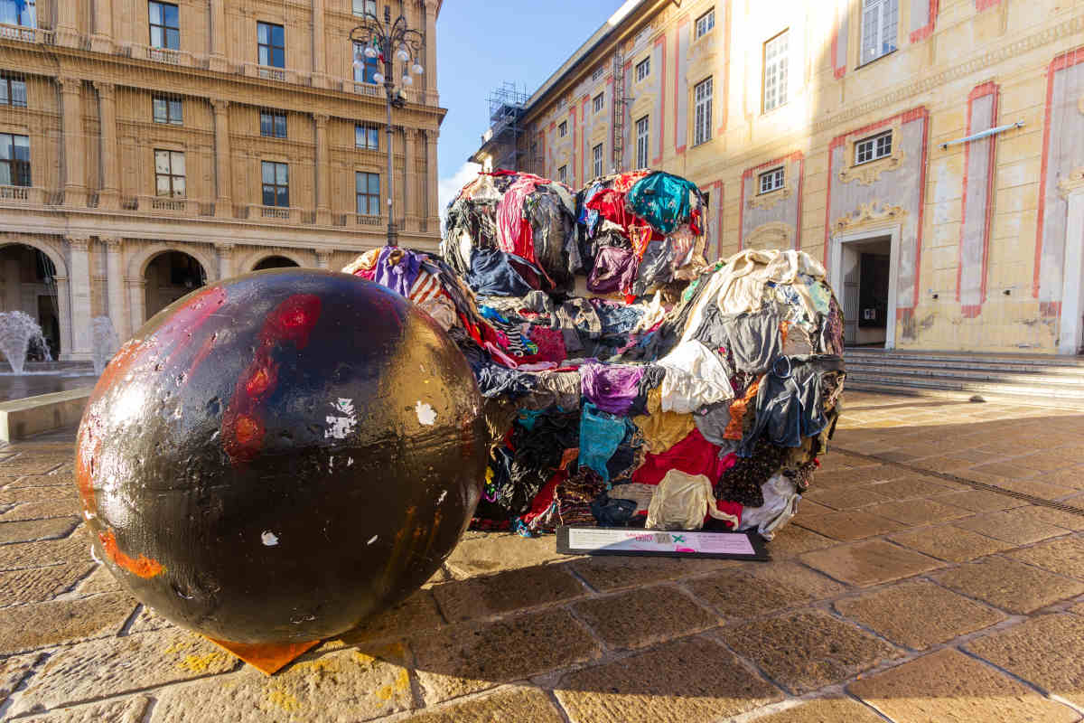 versione gigante della poltrona up di gaetano pesce a torino