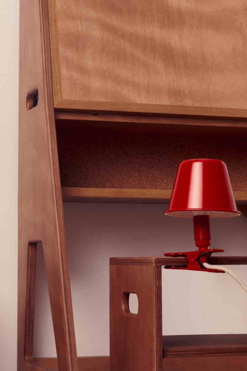 lampada clip zara home agganciata sulla panca