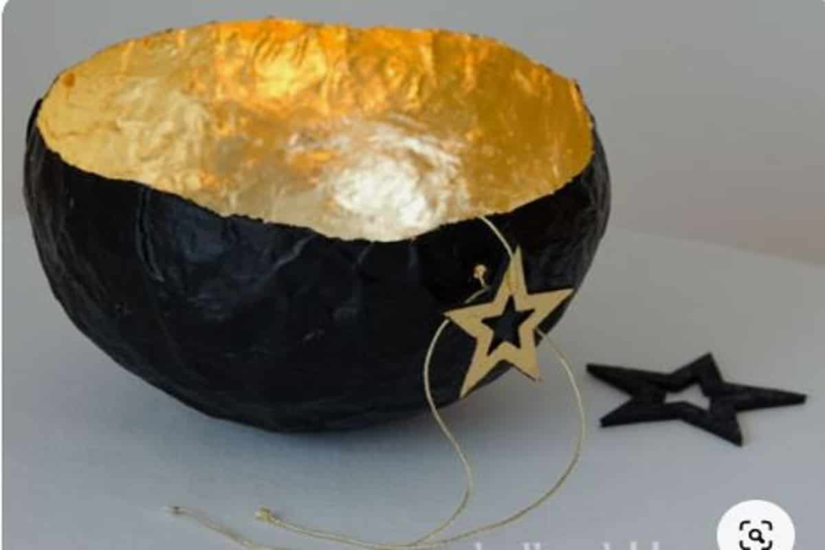 luce create con il fai da te con cartapesta di colore nero e stellina dorata decorativa per il Natale