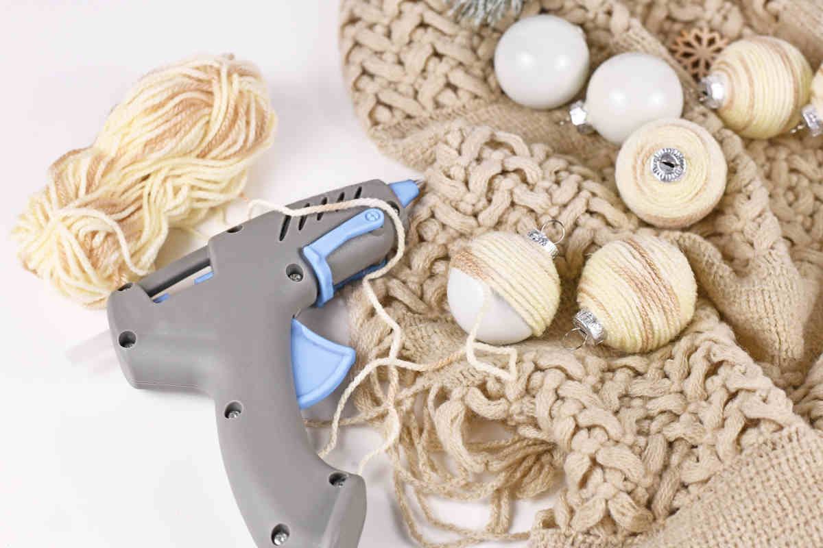 Come fare le palline di natale con la lana