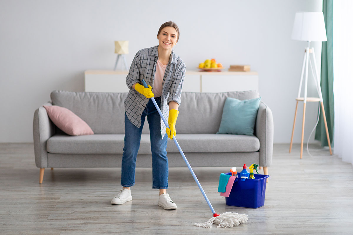 Ragazza che pulisce il pavimento del soggiorno