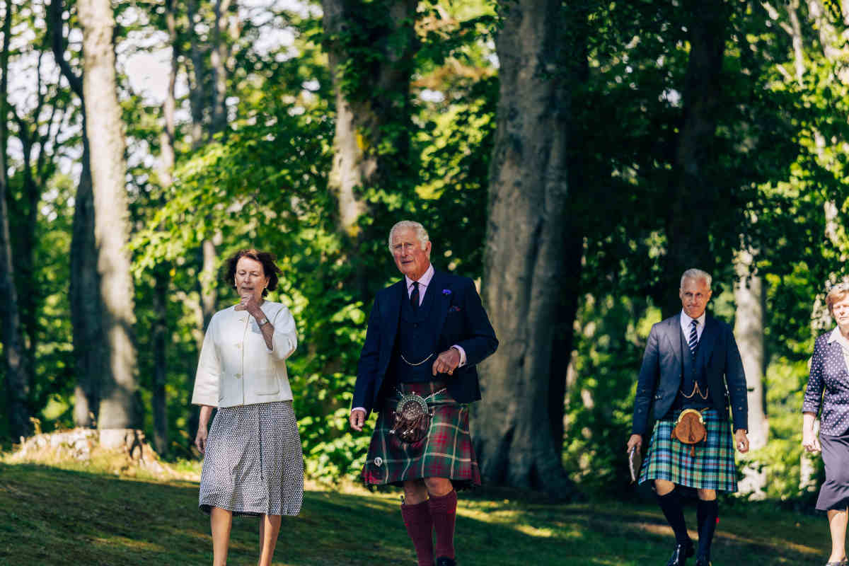 re carlo III in kilt a passeggio in giardino