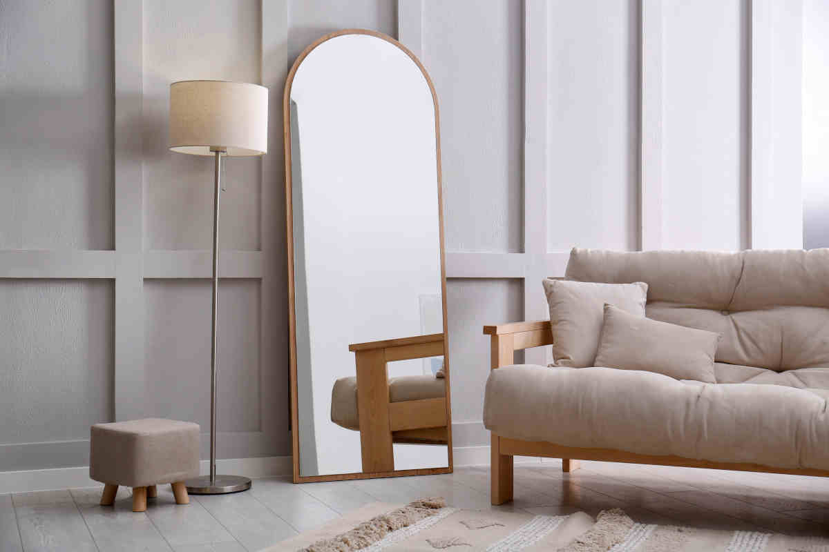 soggiorno moderno con specchio verticale