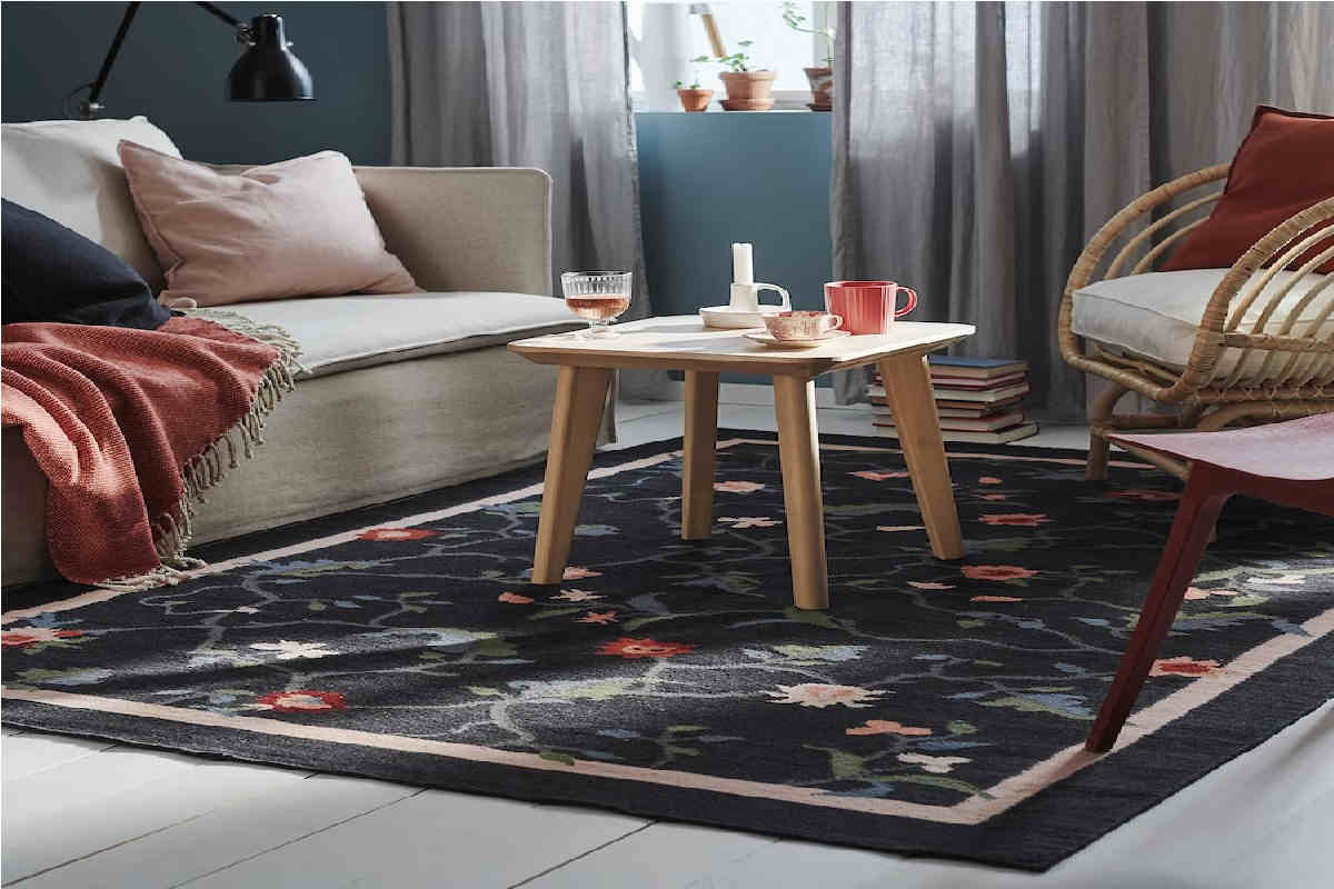 soggiorno con angolo salotto arredato con tappeto ikea KLOCKBUSKE