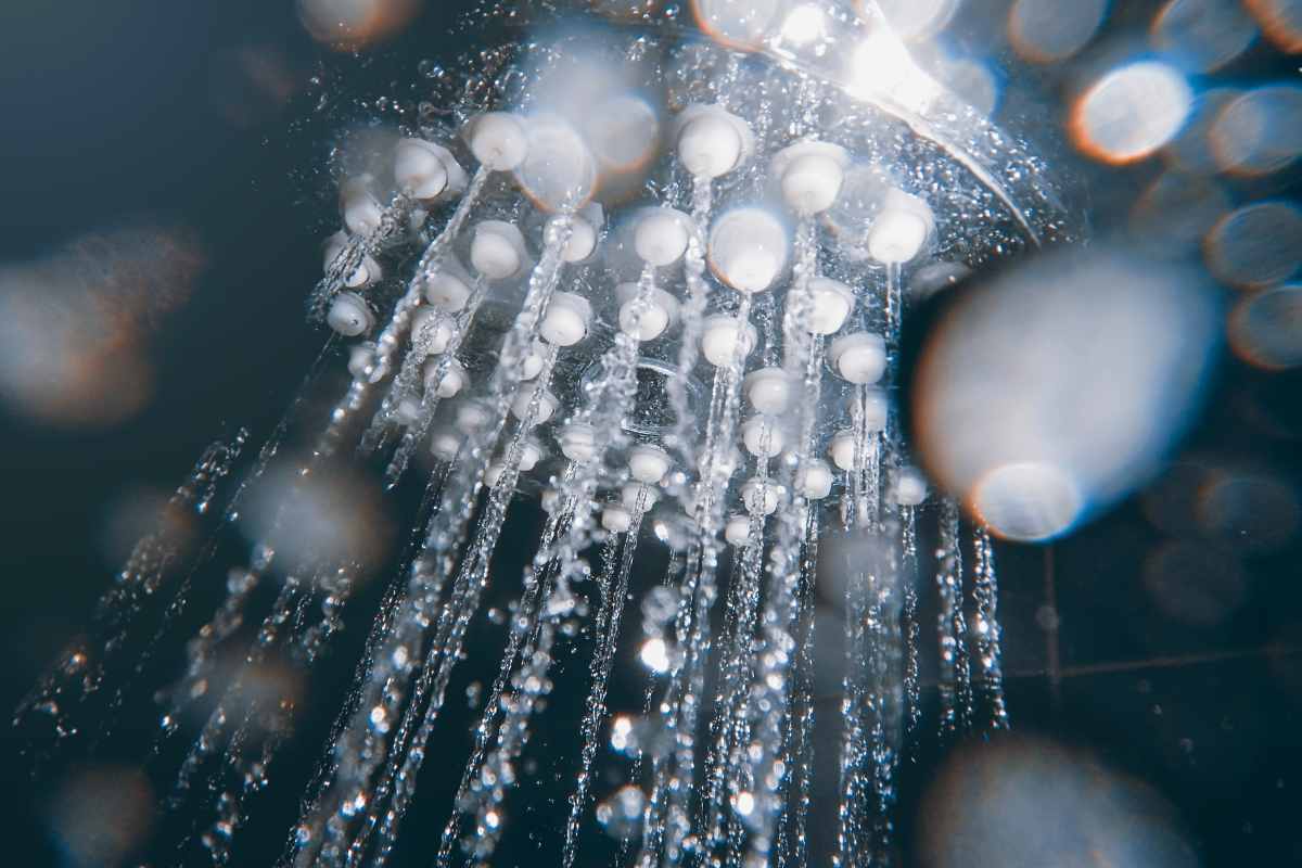 acqua calda che esce dal soffione della doccia