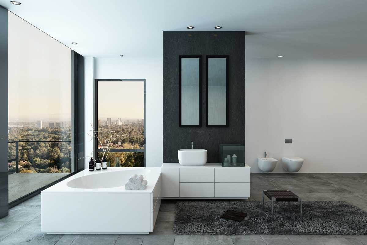 bagno minimal con vasca e lavabo d'appoggio