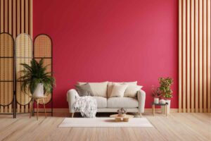parete del soggiorno magenta con divano bianco e separè in legno