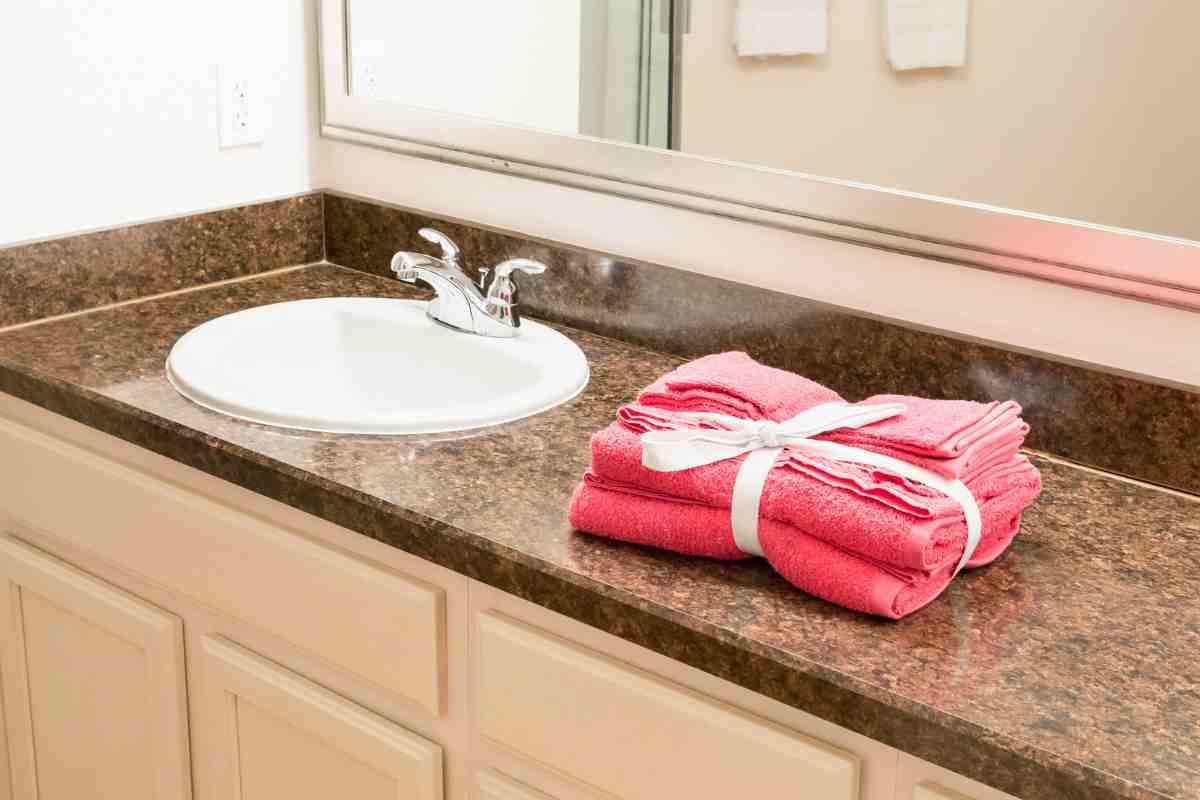 asciugamani magenta sul mobile lavabo in bagno