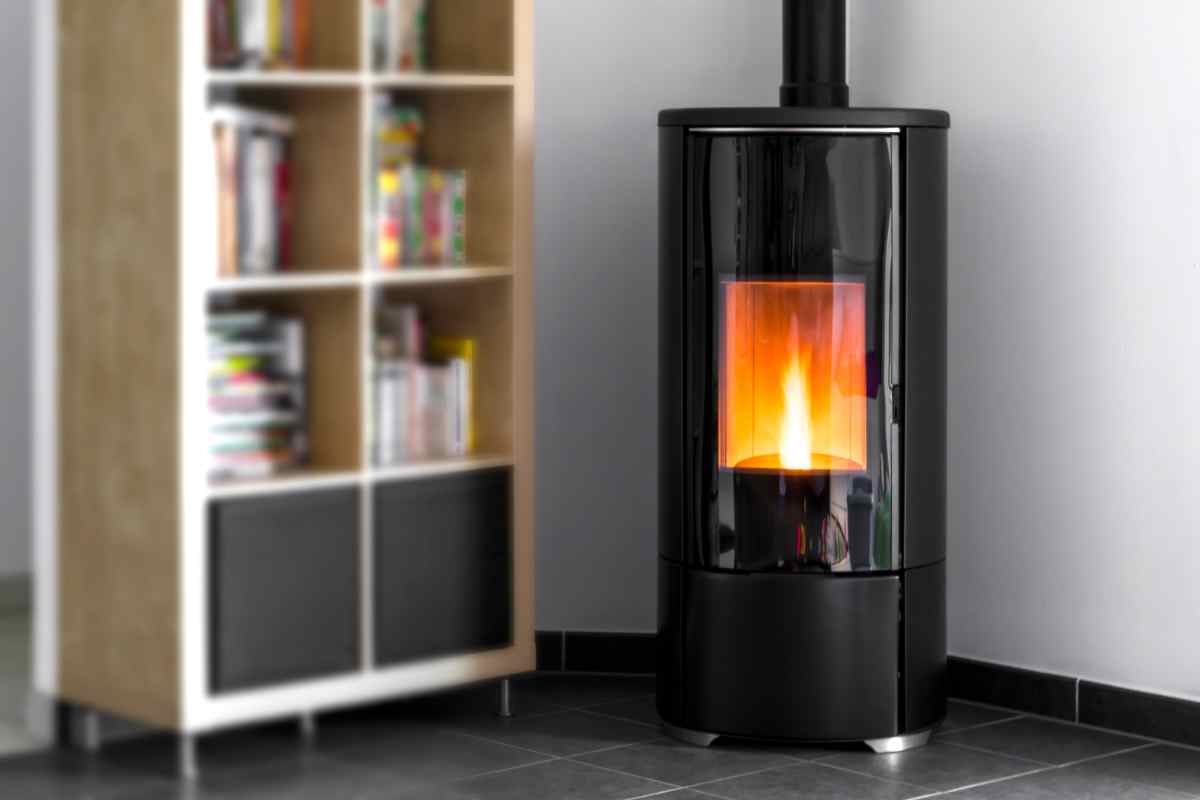 angolo di una casa con stufa a pellet vicino a una libreria