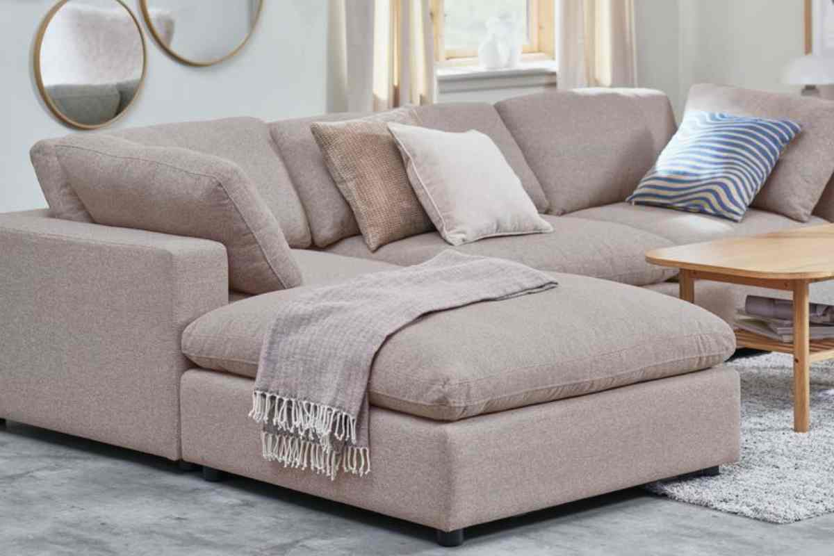 soggiorno con divano angolare con chaise longue tra le novità del catalogo Jysk