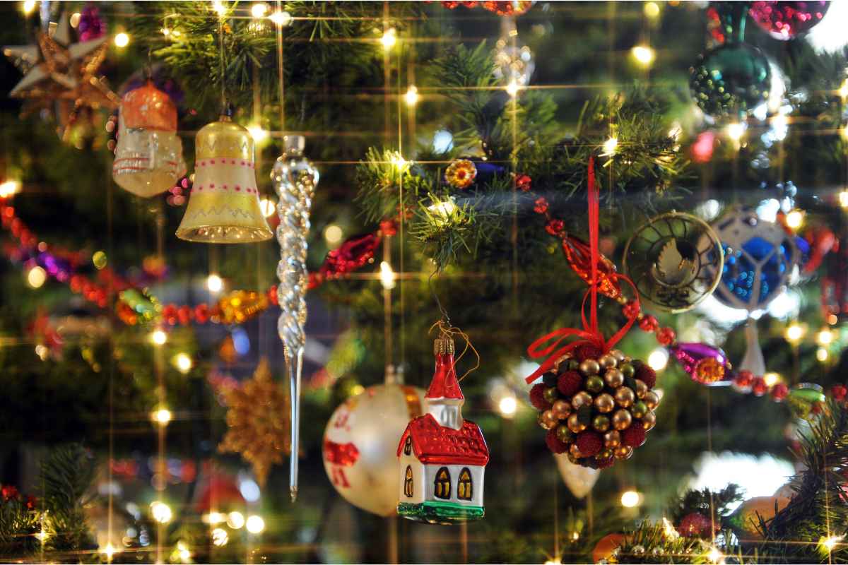 Primo piano di decorazioni su albero di Natale da un catalogo di Natale dei brand