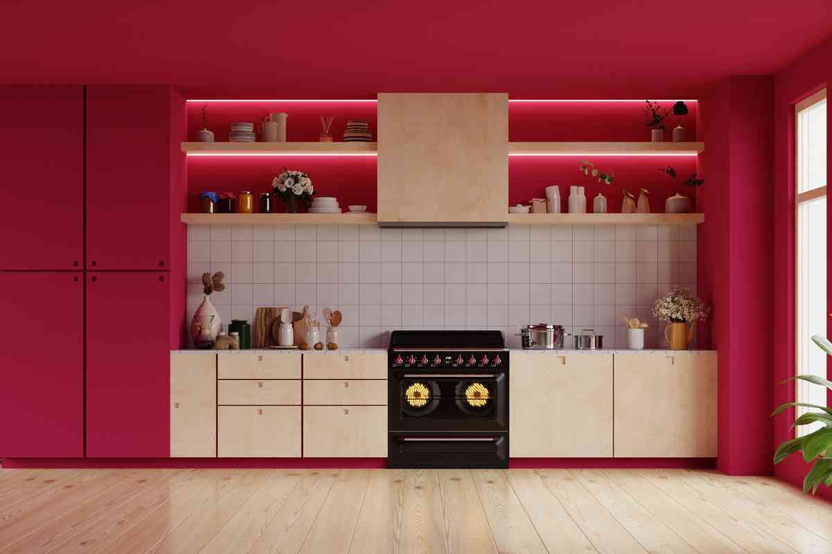 Cucina con pareti e mobili color magenta