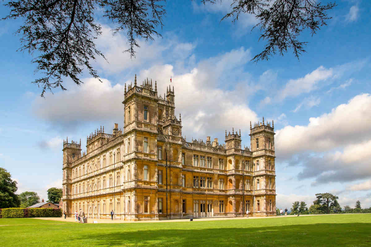 esterni del parco di Highclere Castle castello di downton abbey