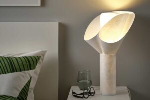 una novità del catalogo lampade Ikea, il modello BÄCKNATE sul comodino vicino al letto
