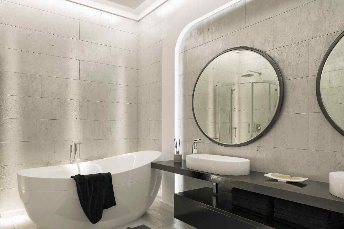 bagno illuminato con cornice led intorno al lavabo e allo specchio