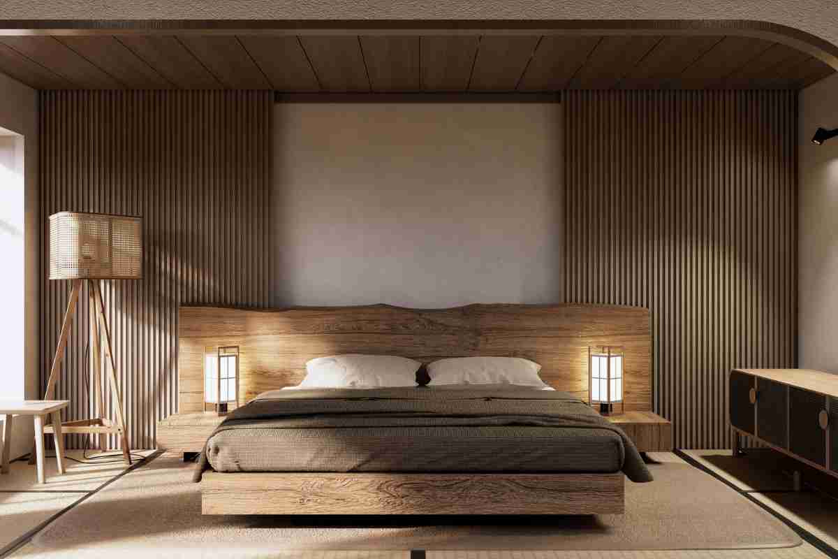 camera da letto in legno con lampade illuminate sui comodini