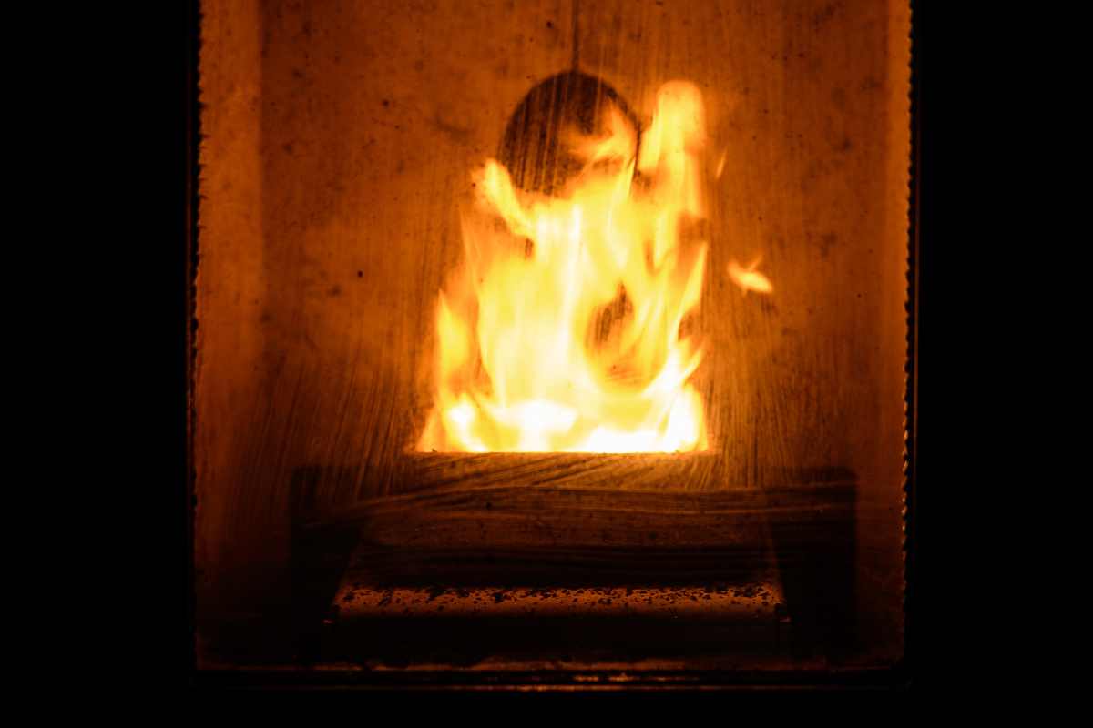una fiamma all'interno della stufa a pellet con nocciolino