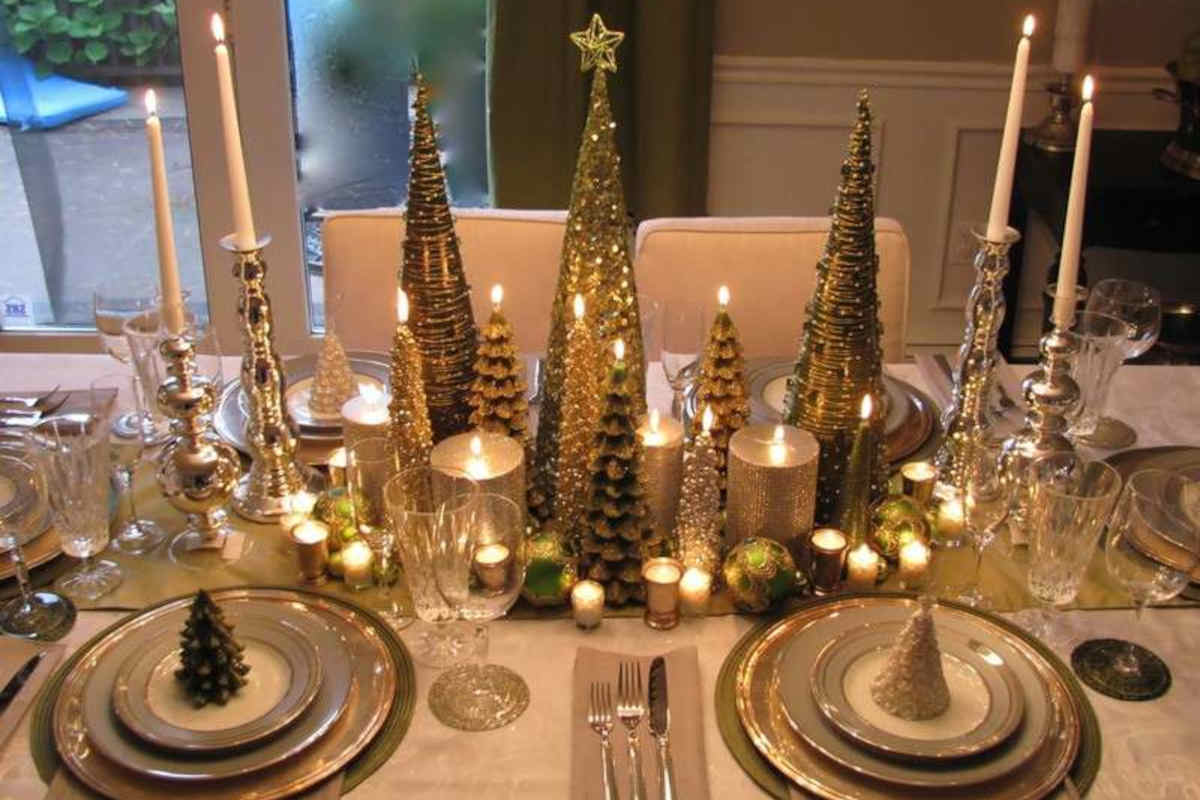 decorare casa a capodanno con alberelli e candele sulla tavola