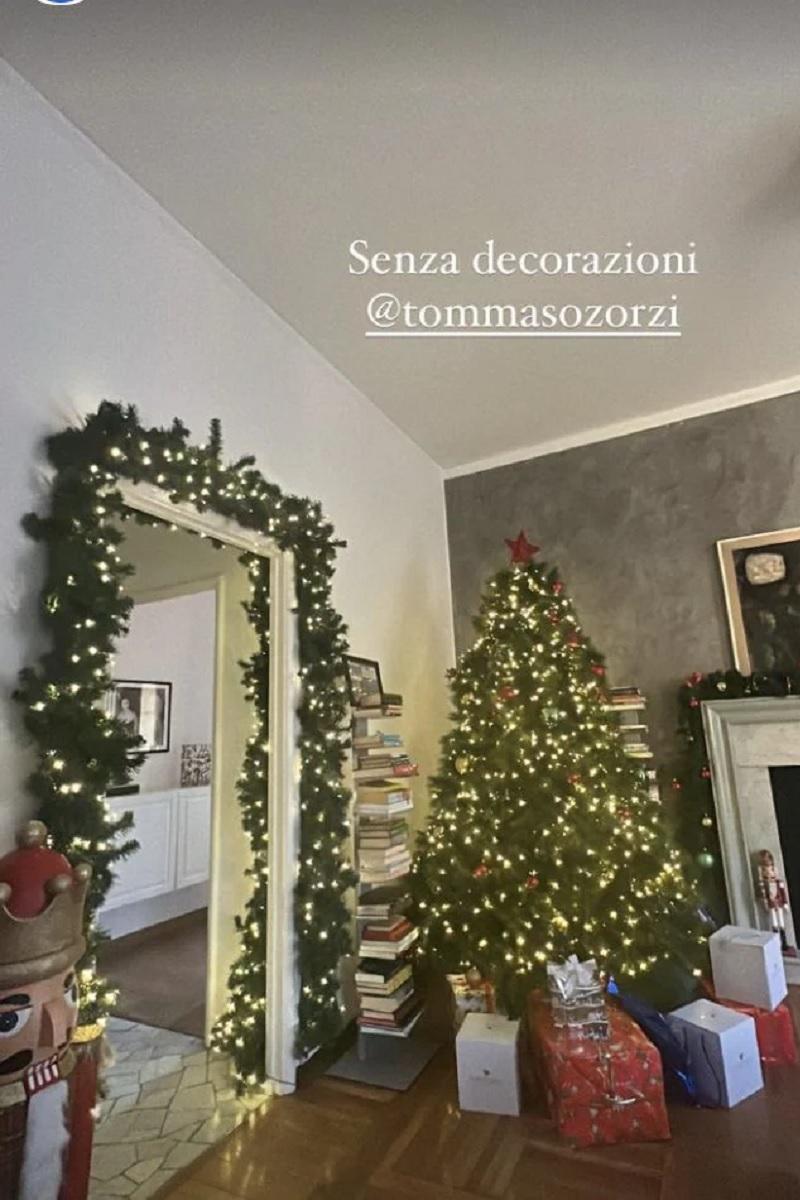 soggiorno decorato con albero di natale di tommaso zorzi