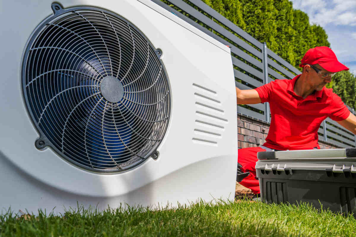 tecnico installa la pompa di calore per la caldaia ibrida