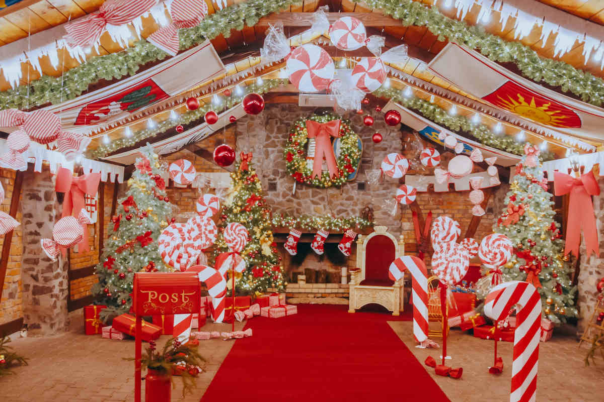 ambiente della casa di babbo natale con tante caramelle giganti