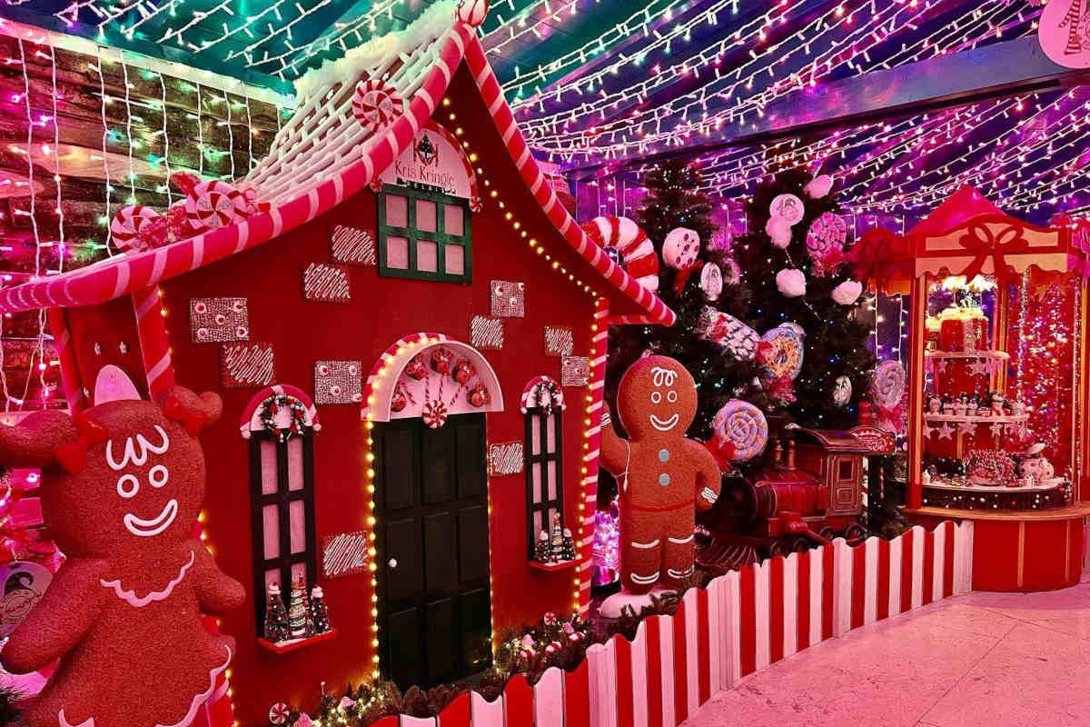 stand della casa di marzapane all'interno del regno di babbo natale a vetralla