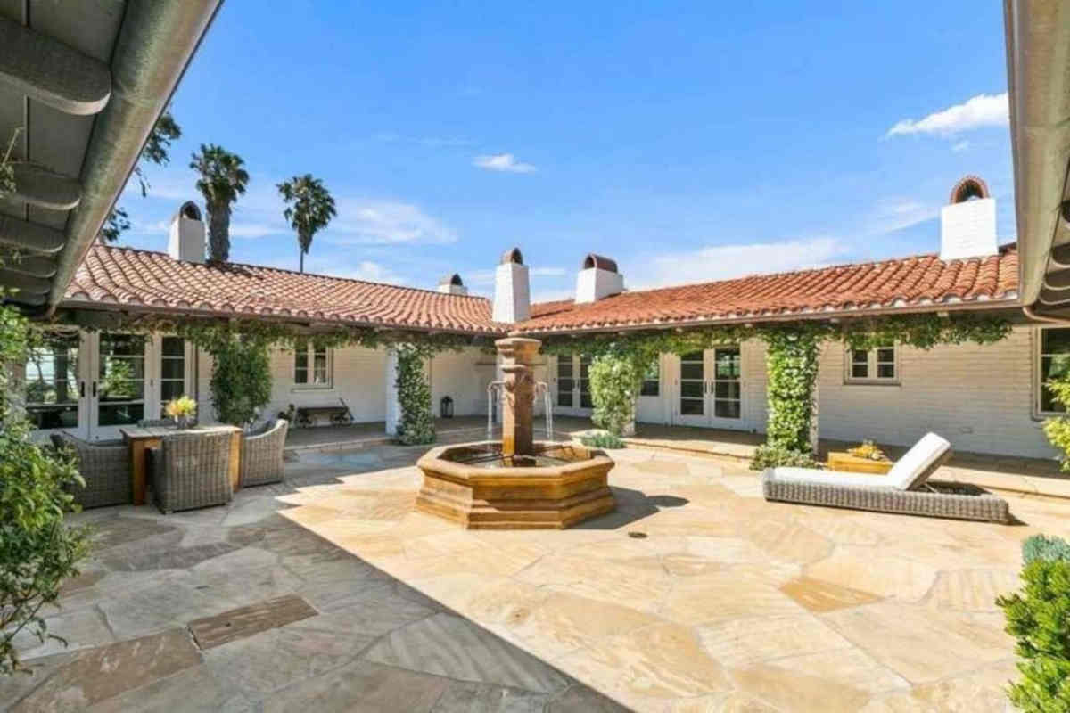 foto del cortile della casa di sandra bullock venduta in california