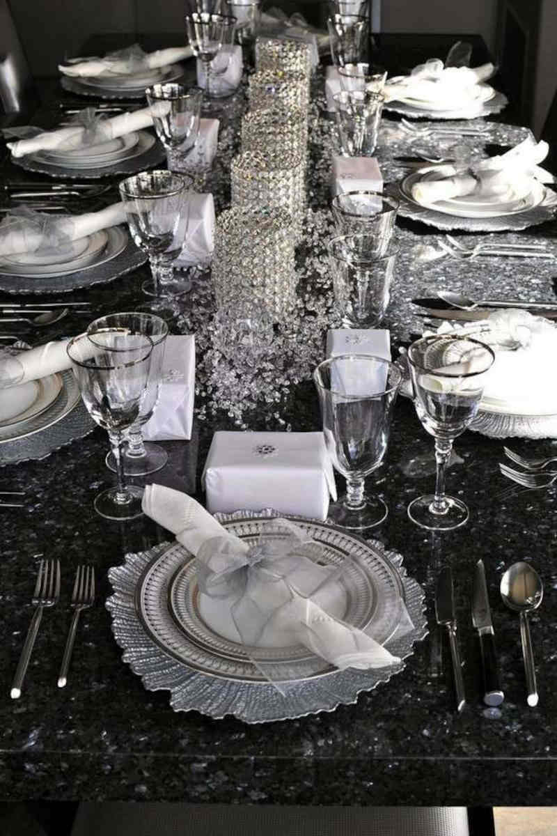 tavola di capodanno  apparecchiata con elementi di color argento