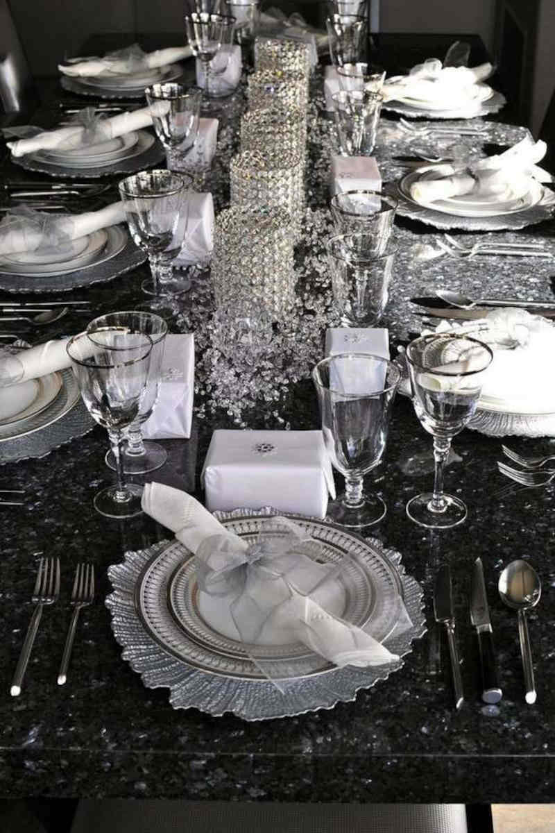 tavola di capodanno apparecchiata con elementi di color argento