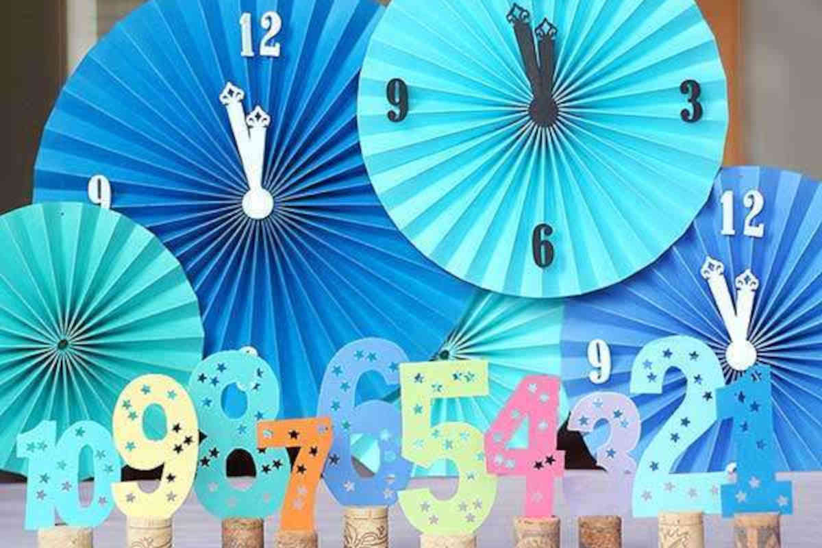 idea fai da te per le decorazioni di capodanno, ventagli di carta a forma di orologi