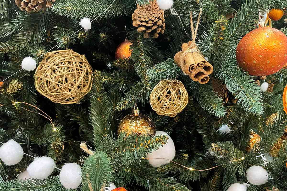 Albero di Natale addobbato con decorazioni natalizie fai da te