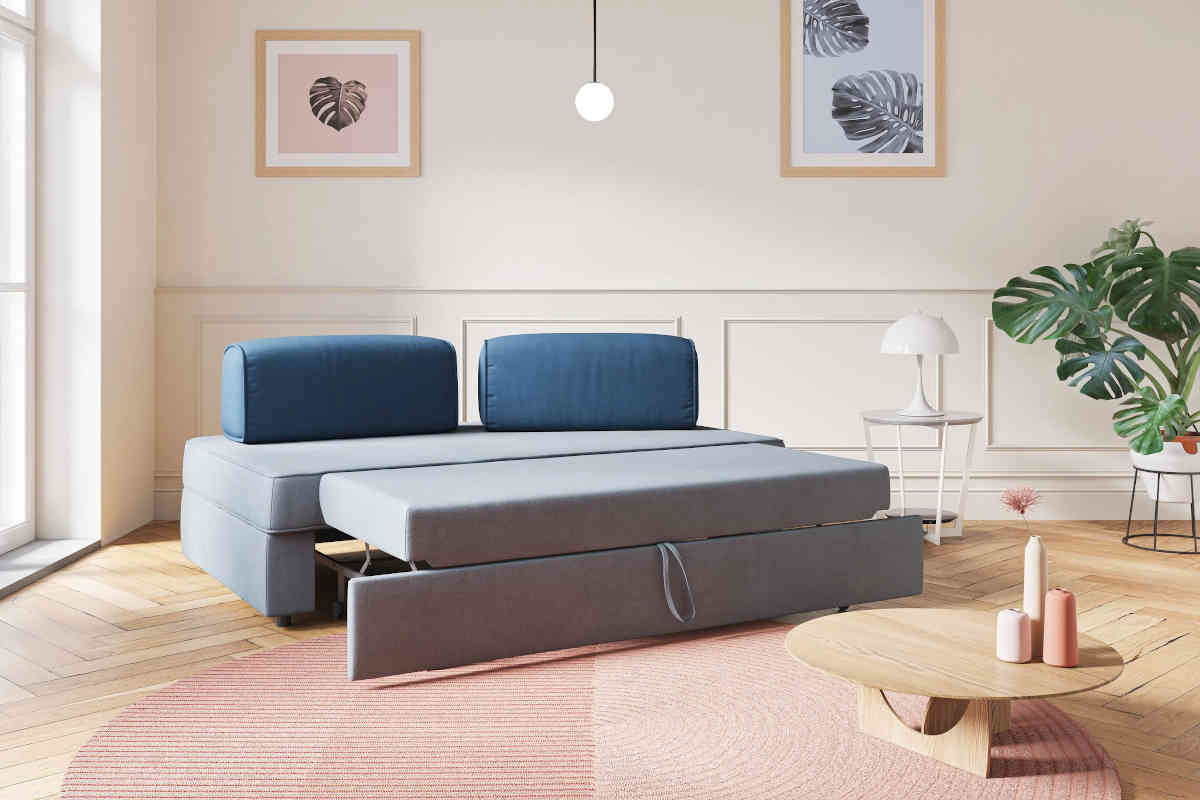 Soggiorno moderno con in primo piano un divano componibile grigio