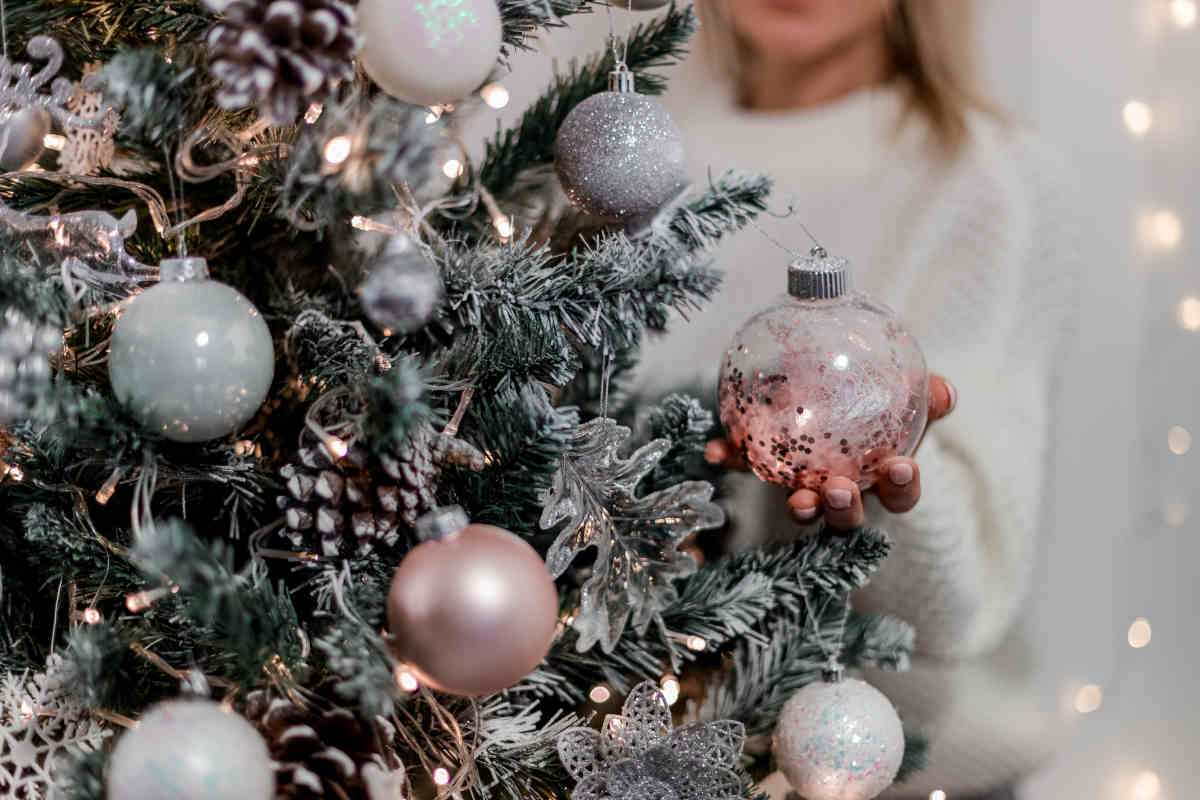 albero di natale addobbato con palle di vetro