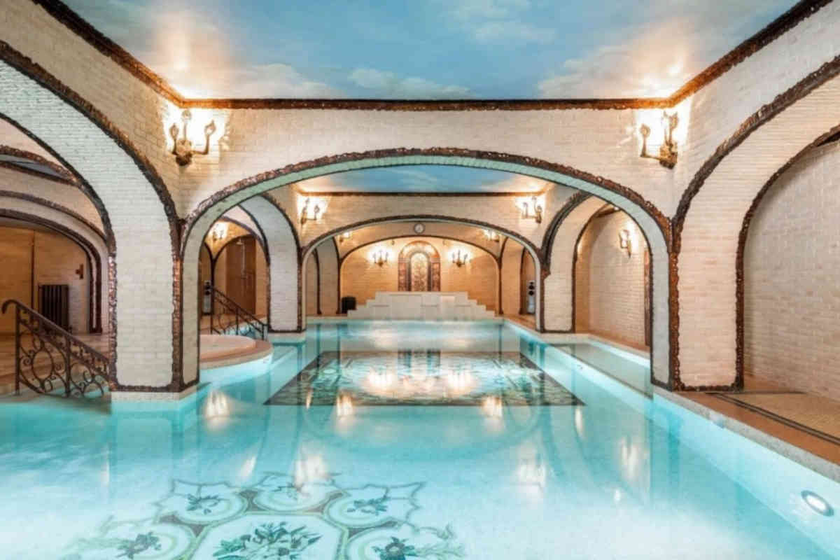 la sala piscina della casa di Leo Messi a Parigi