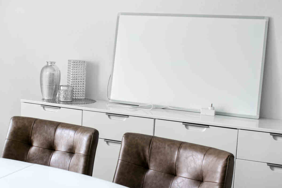 pannello bianco per riscaldamento a infrarossi su mobile in soggiorno