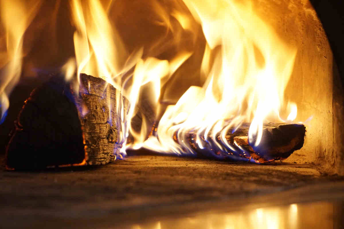 fuoco a legna di una stufa pirolitica